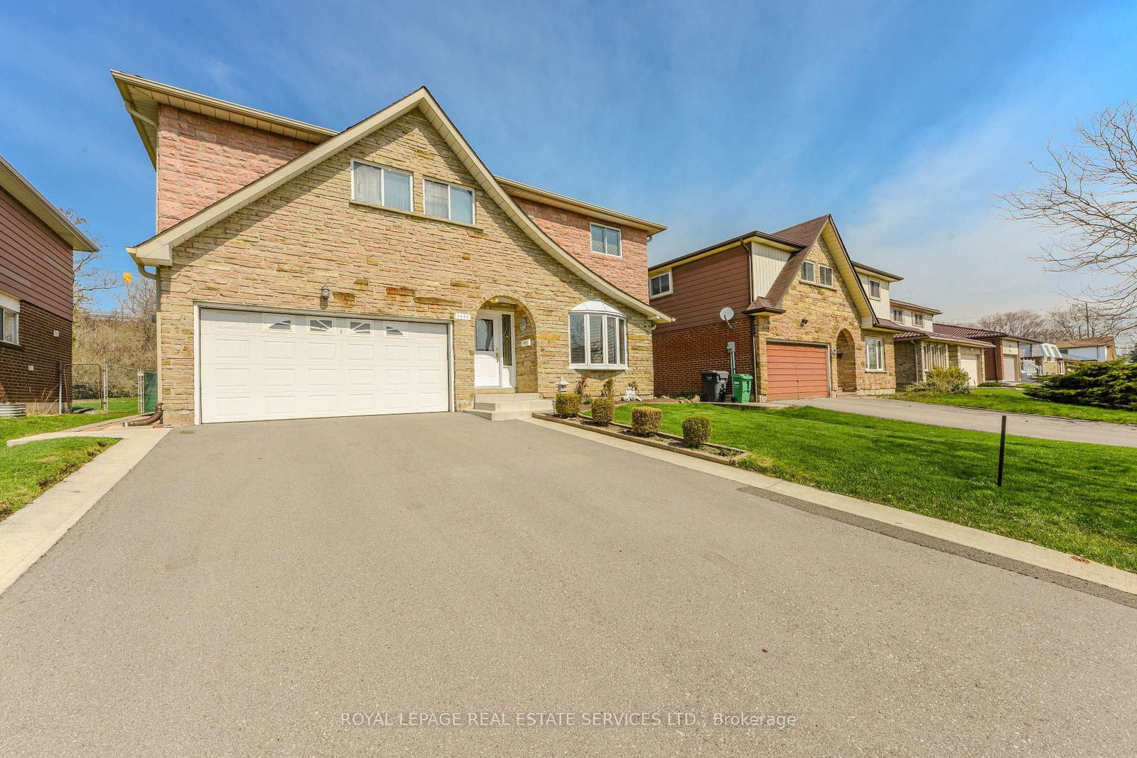 Detached House for sale at 2696 Crystalburn Avenue, Mississauga, Cooksville, L5B 2N8 - MLS: W12105933