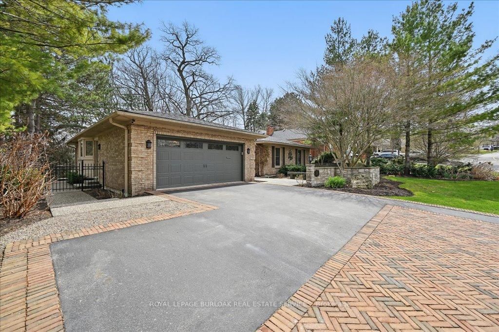 Detached House sold at 82 North Shore Boulevard, Burlington, Bayview, L7T 4G3 - MLS: W12106372
