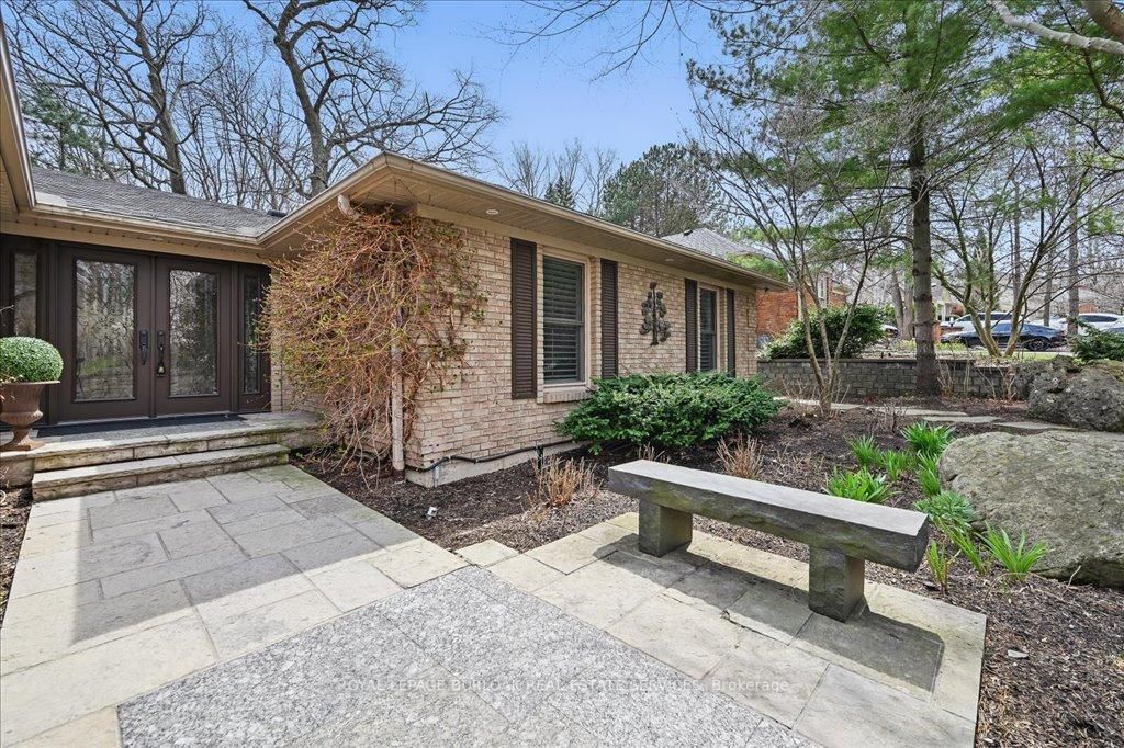 Detached House sold at 82 North Shore Boulevard, Burlington, Bayview, L7T 4G3 - MLS: W12106372