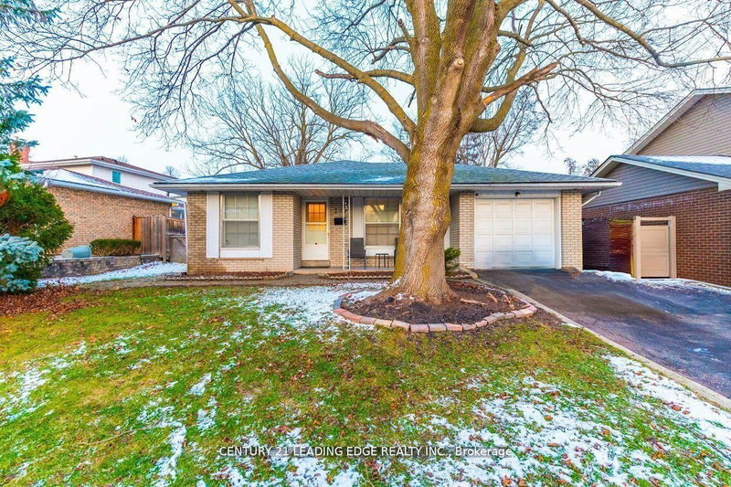 2145 Sandringham Dr, Burlington, L7P 1T8 | Image 2