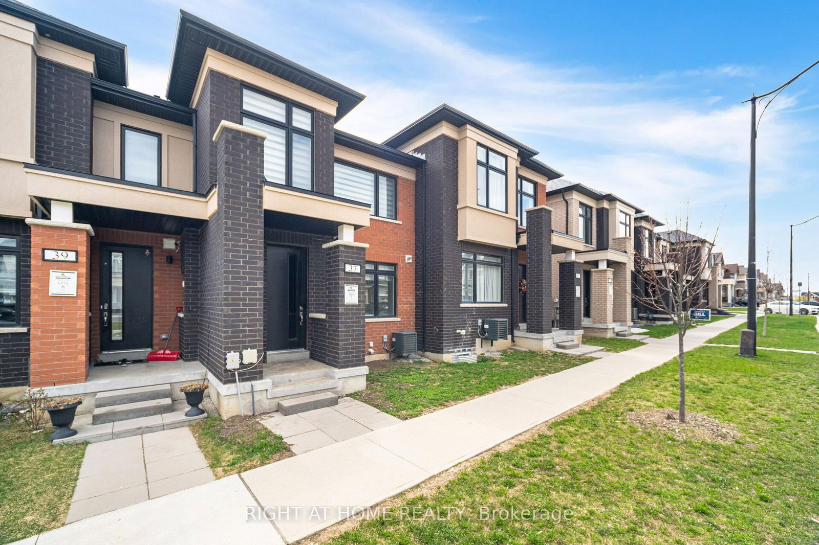 Townhouse for sale at 37 Nightjar Drive, Brampton, Northwest Brampton, L7A 5A1 - MLS: W12106919