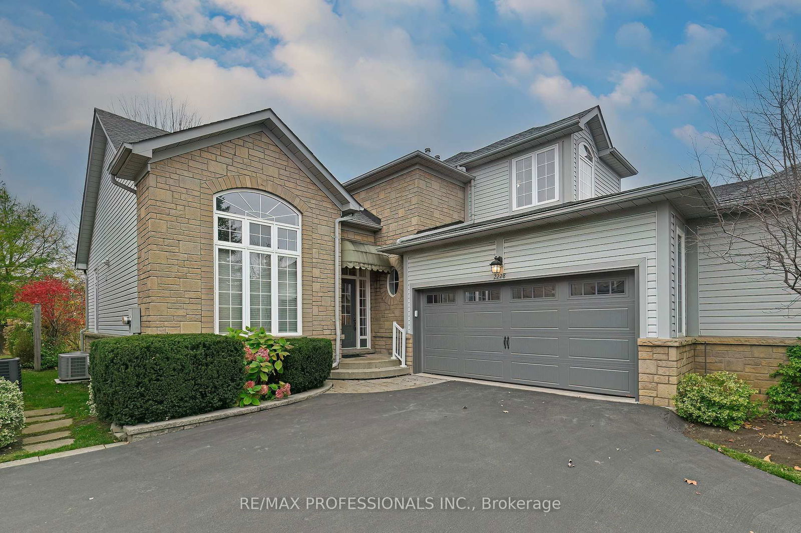 Semi-Detached House for sale at 5-2228 Turnberry Road, Burlington, Rose, L7M 4P9 - MLS: W12107547