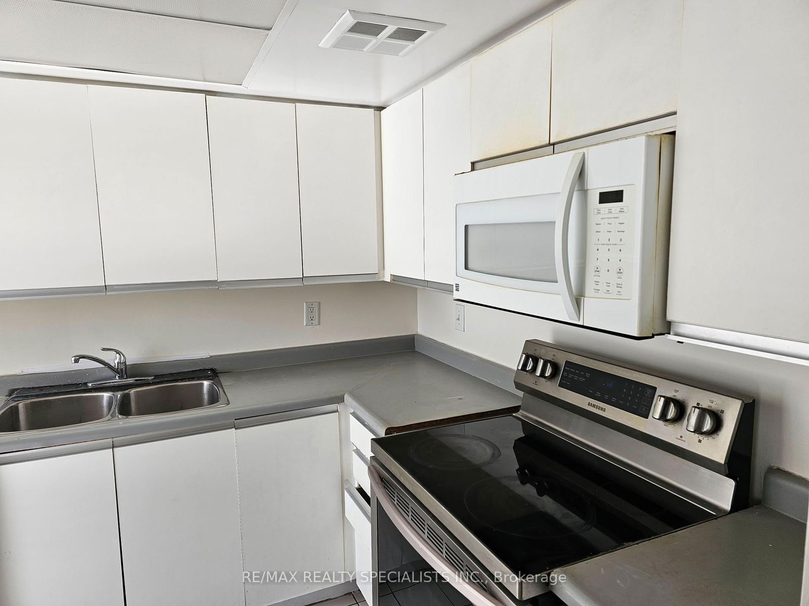 Condo for lease at 306-350 Webb Drive, Mississauga, City Centre, L5B 3W4 - MLS: W12107697