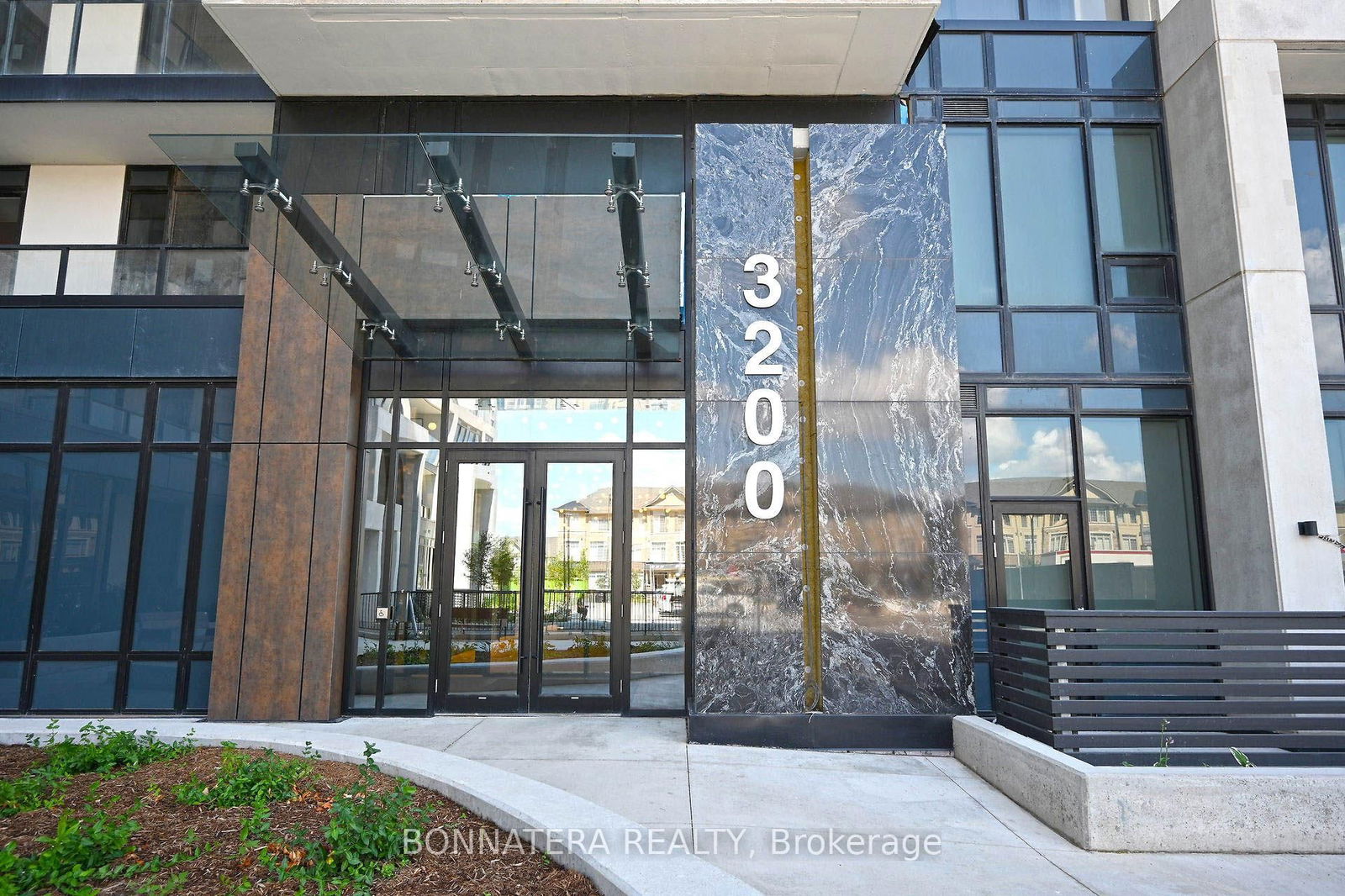 Condo for lease at 811-3200 William Coltson Avenue, Oakville, JM Joshua Meadows, L6H 7C2 - MLS: W12108622