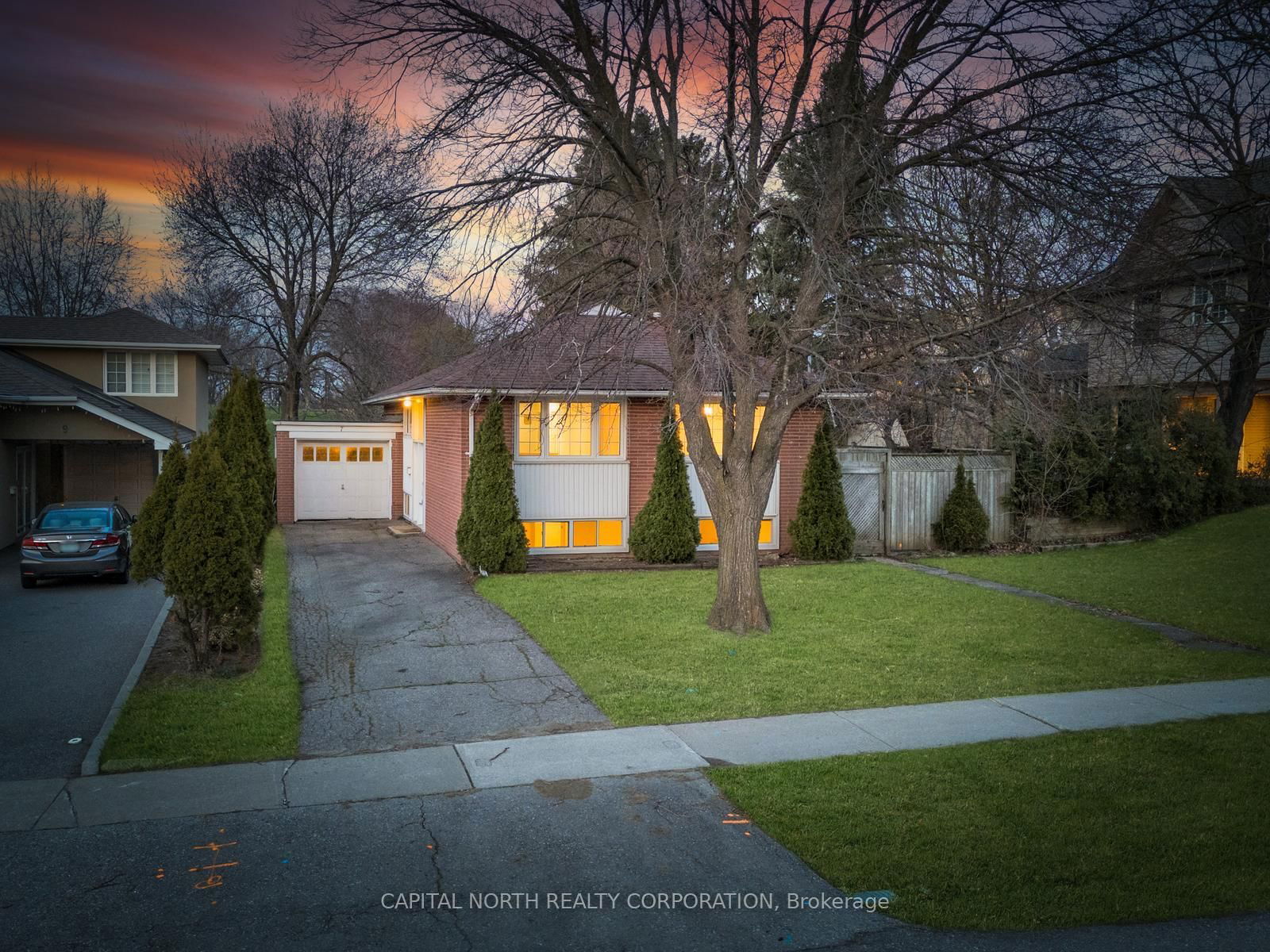 Detached House for sale at 7 Golfwood Heights, Toronto, Kingsview Village-The Westway, M9P 3L8 - MLS: W12108886