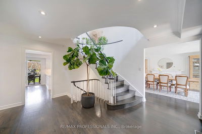 52 Courtsfield Cres, Toronto - Edenbridge-Humber Valley image-0-4
