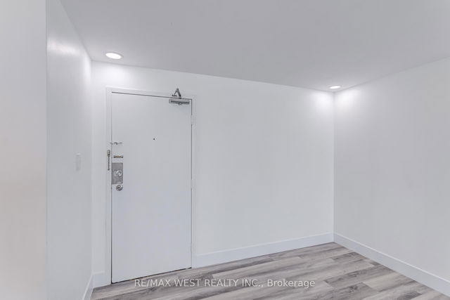 1013 - 390 Dixon Road