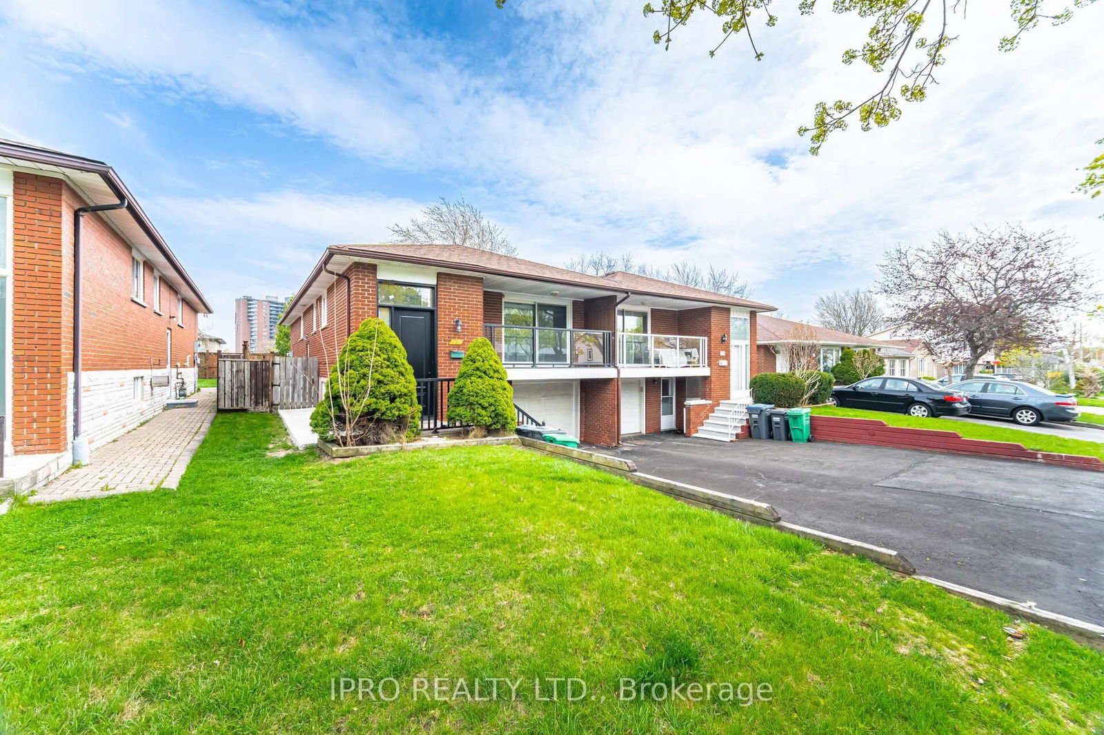 Semi-Detached House for sale at 717 Green Meadow Crescent, Mississauga, Mississauga Valleys, L5A 2V3 - MLS: W12109533