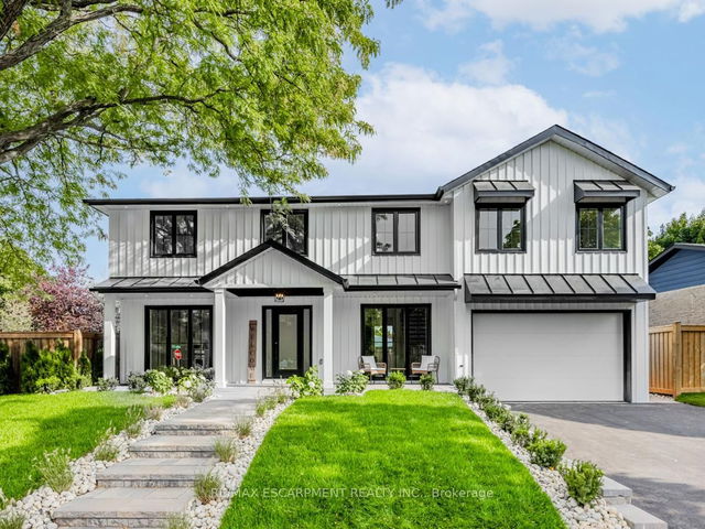 2212 Urwin Crescent
