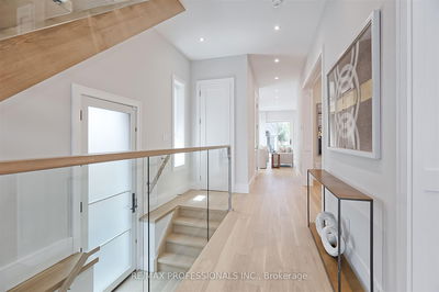 466 Prince Edward Dr, Toronto - Kingsway South image-0-3