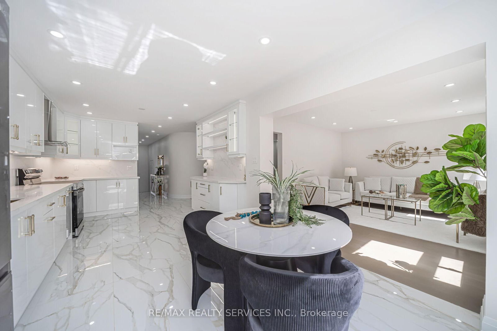 Detached House for sale at 10 Linderwood Drive, Brampton, Fletcher's Meadow, L7A 1R7 - MLS: W12110161