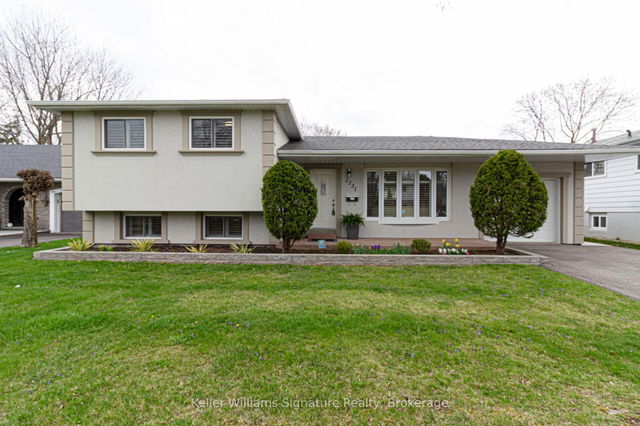 2231 Urwin Crescent