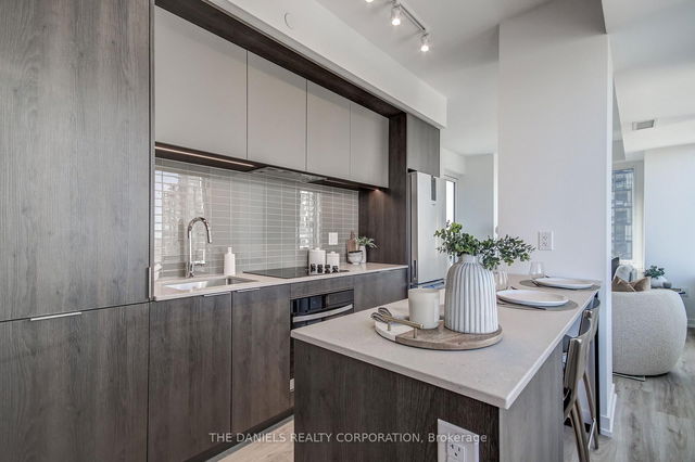 1210 - 395 Square One Drive