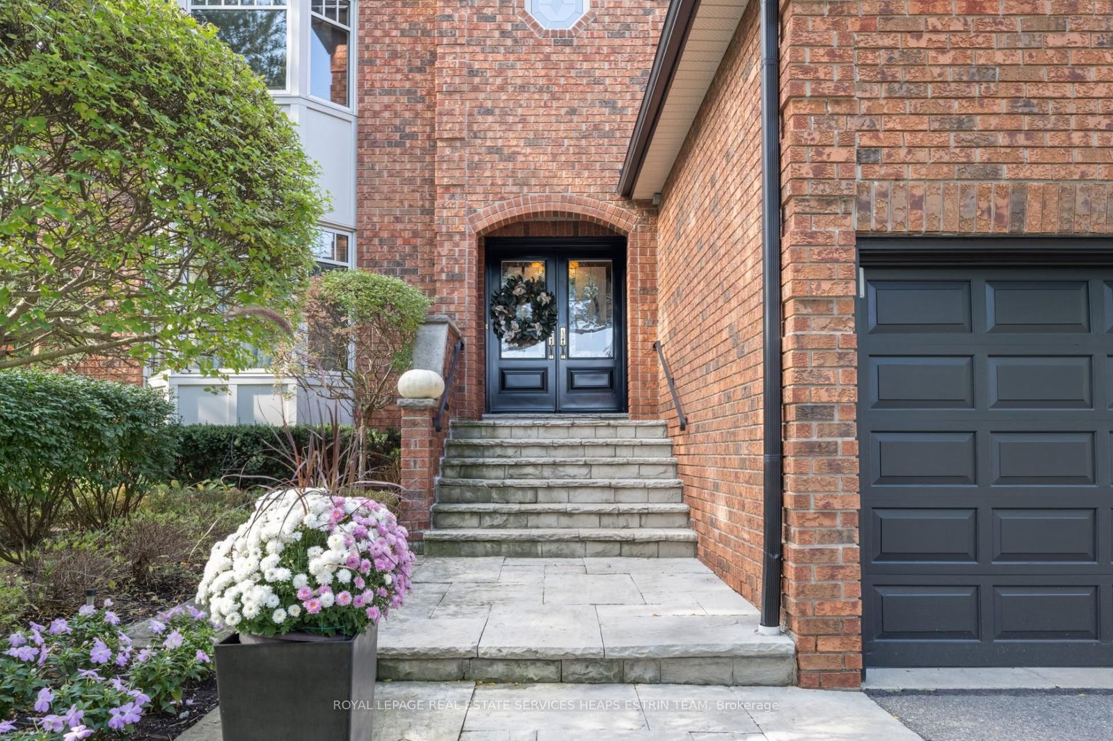 Detached House sold at 48 Eden Valley Drive, Toronto, Edenbridge-Humber Valley, M9A 4Z7 - MLS: W12111264