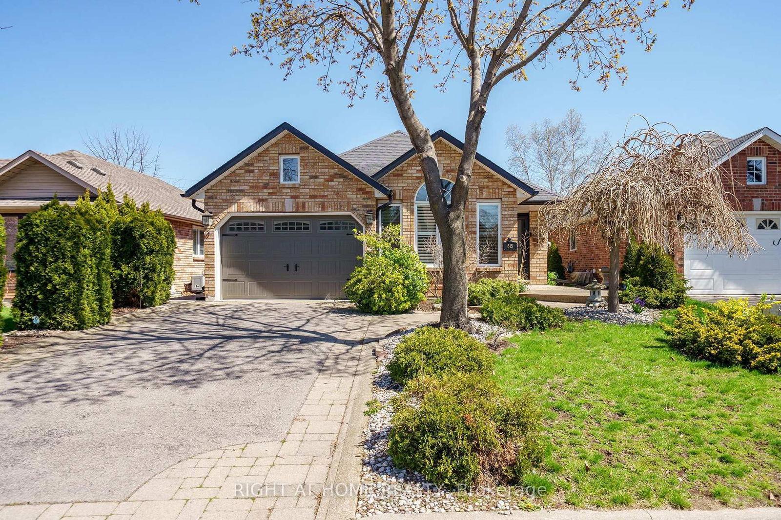 Detached House sold at 615 Young Avenue, Burlington, Brant, L7S 2K5 - MLS: W12111340
