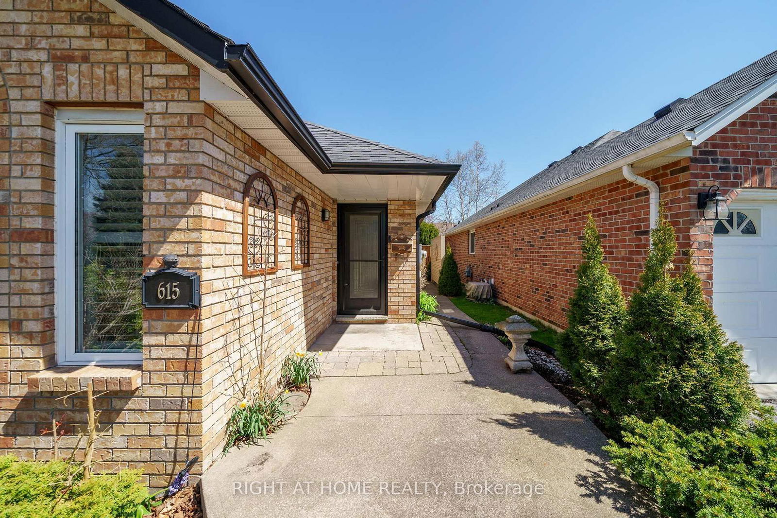 Detached House sold at 615 Young Avenue, Burlington, Brant, L7S 2K5 - MLS: W12111340