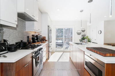19 Valleyview Gdns, Toronto - Lambton Baby Point image-0-4