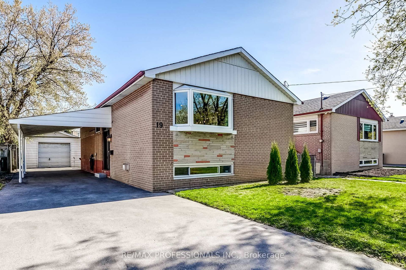 Detached House for sale at 19 Wellesworth Drive, Toronto, Eringate-Centennial-West Deane, M9C 4P5 - MLS: W12111489