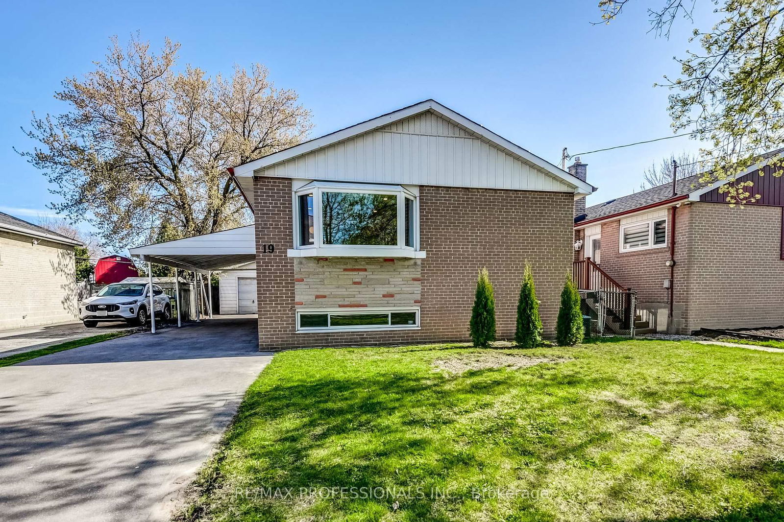 Detached House for sale at 19 Wellesworth Drive, Toronto, Eringate-Centennial-West Deane, M9C 4P5 - MLS: W12111489