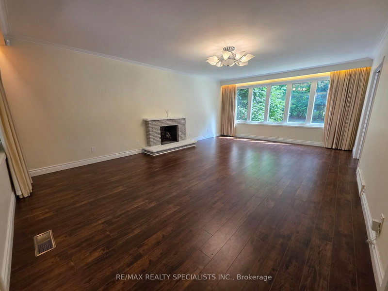 145 Wolfdale Ave, Oakville, L6L 4R9 | Image 3