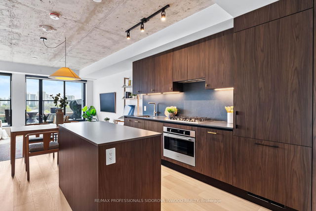 606 - 2720 Dundas Street