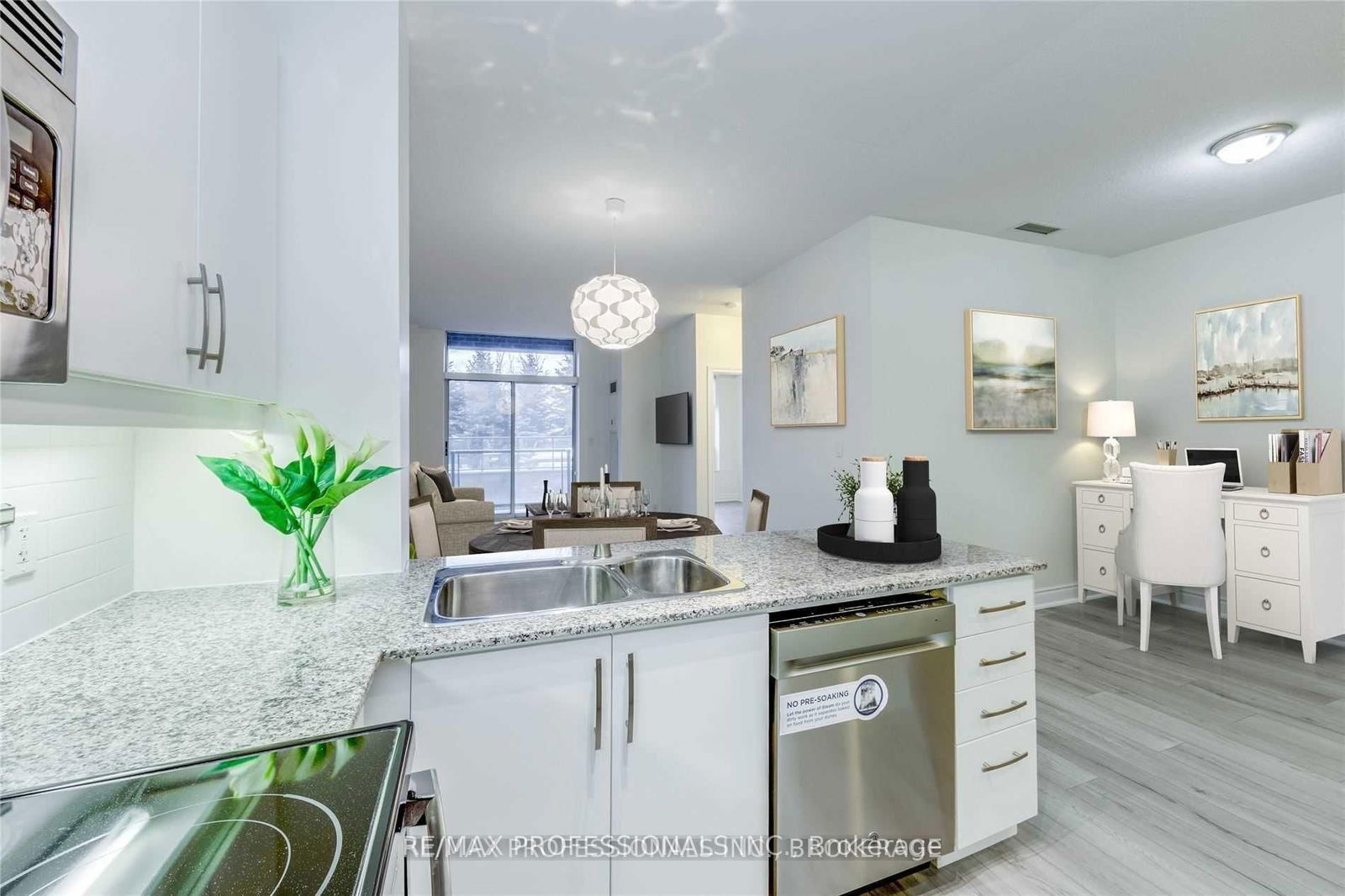 Condo for lease at 118-25 Earlington Avenue, Toronto, Kingsway South, M8X 3A3 - MLS: W12113324