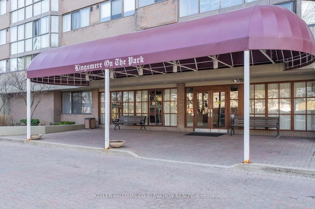1604 - 880 Dundas Street