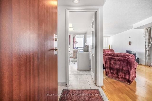 1604 - 880 Dundas Street