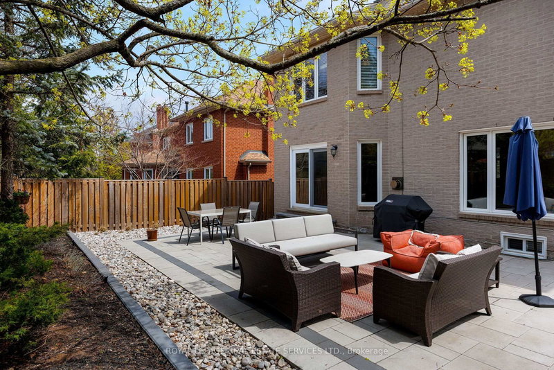 1061 Summit Ridge Dr, Oakville, L6M 3K9 | Image 2