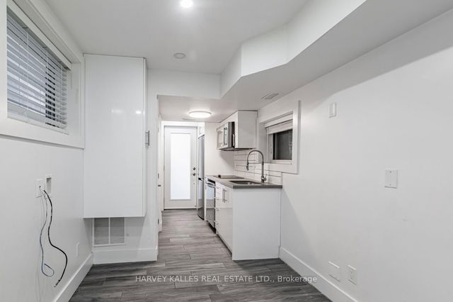 4 - 160 Lansdowne Avenue