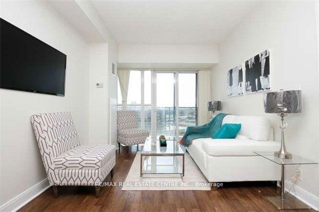 2004 - 60 Absolute Avenue