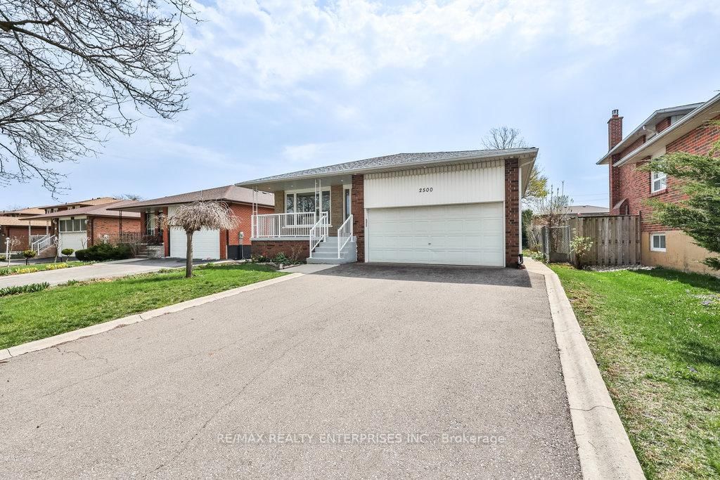 Detached House for sale at 2500 Poplar Crescent, Mississauga, Clarkson, L5J 4H3 - MLS: W12115530