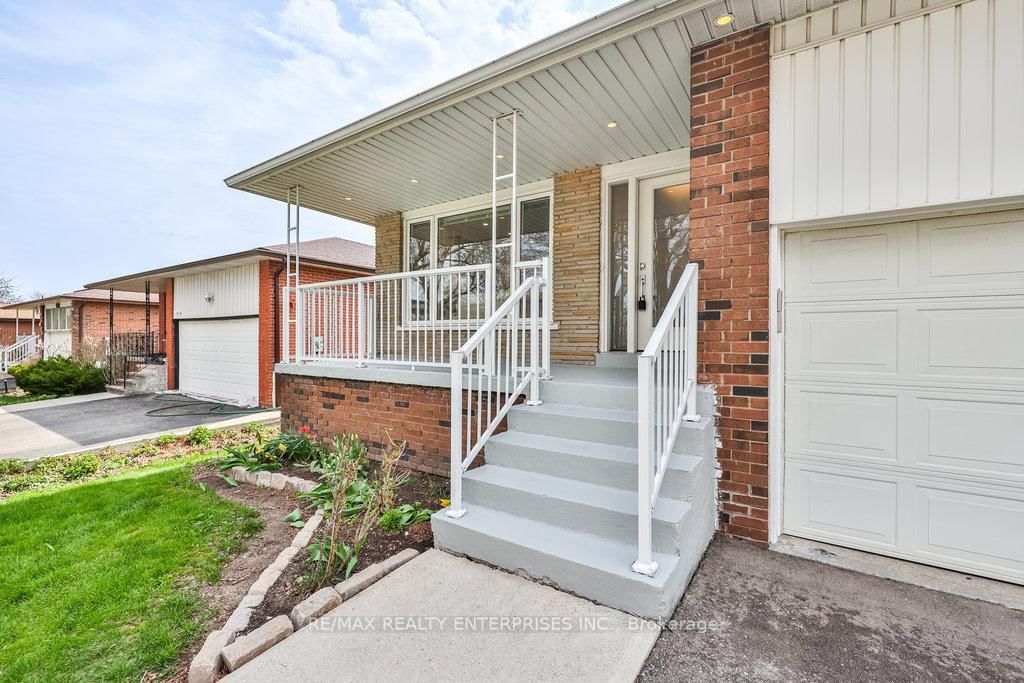 Detached House for sale at 2500 Poplar Crescent, Mississauga, Clarkson, L5J 4H3 - MLS: W12115530