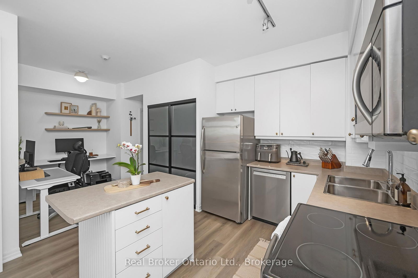 Condo for sale at 211-1940 Ironstone Drive, Burlington, Uptown, L7L 0E4 - MLS: W12115832