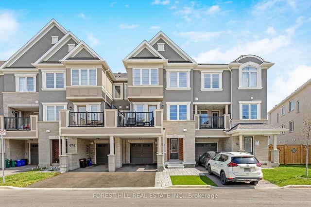 972 Hickory Crescent