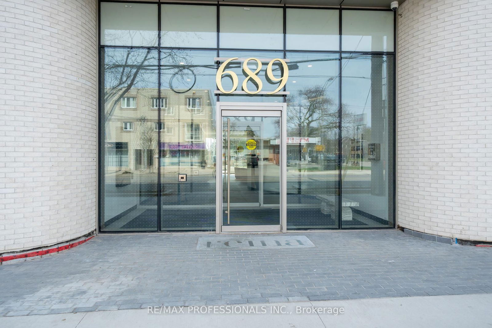 Condo for lease at 303-689 The Queensway N/A, Toronto, Stonegate-Queensway, M8Y 1L1 - MLS: W12117343