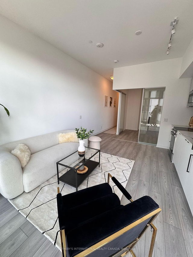 431 - 285 Dufferin Street