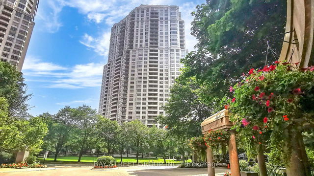 820 - 25 Kingsbridge Garden Circle