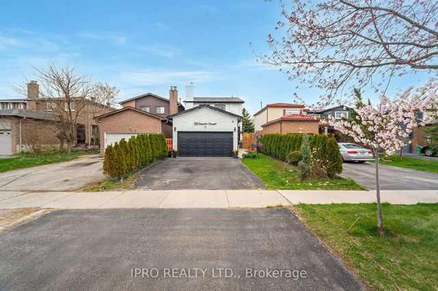 738 Greycedar Crescent
