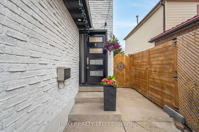 738 Greycedar Crescent