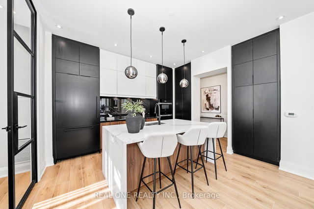 814 - 509 Dundas Street