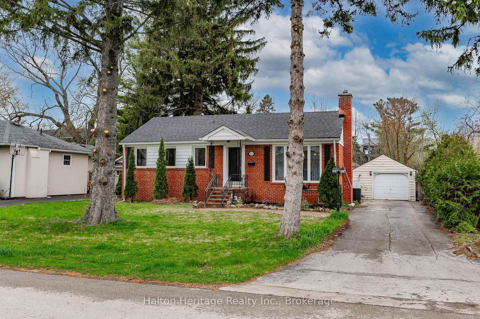 Detached House for sale at 423 Smith Lane, Oakville, West, L6L 4X1 - MLS: W12120347