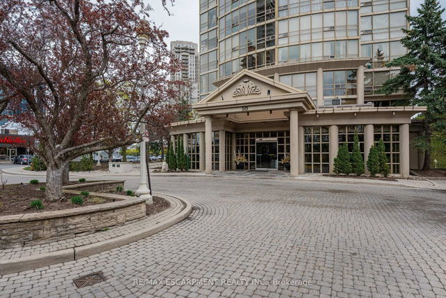 1002 - 50 Eglinton Avenue