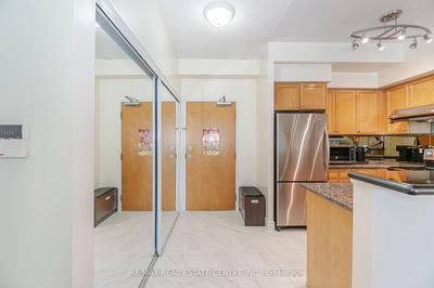 Unit 911 — 5 Marine Parade Dr, Toronto - Mimico image-0-4