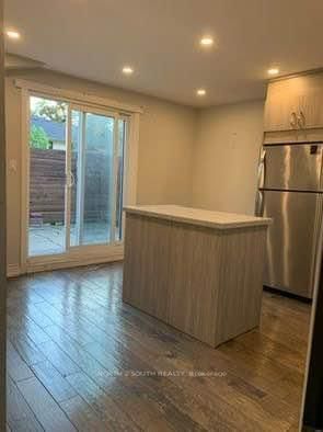#Main - 53 Roskell Crescent