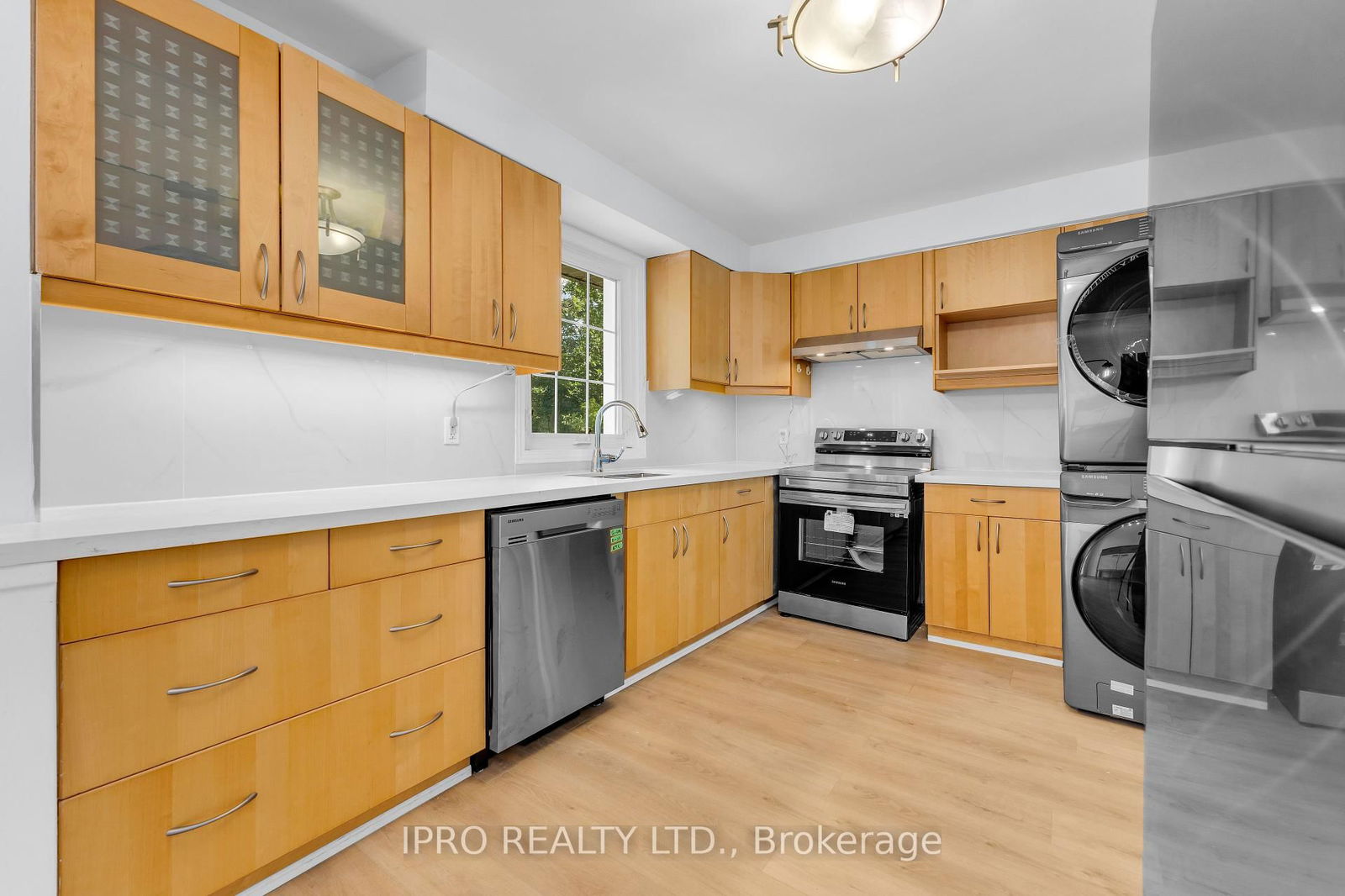 Detached House for lease at 586 Pinegrove Road, Oakville, West, L6K 2C6 - MLS: W12123071