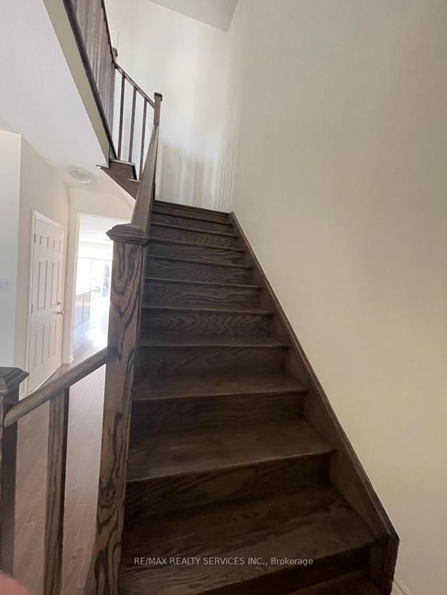 upper - 142 Adventura Road