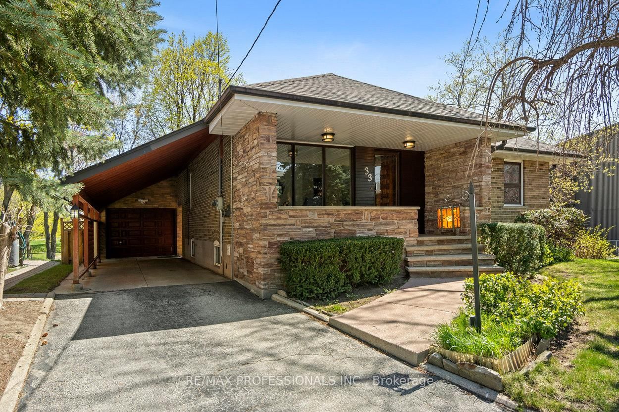 Detached House for sale at 33 Heathrow Drive, Toronto, Downsview-Roding-CFB, M3M 1X1 - MLS: W12123368