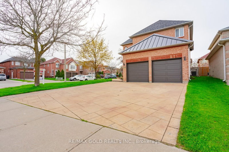 51 Pebblestone Circ, Brampton, L6X 4N2 | Image 3