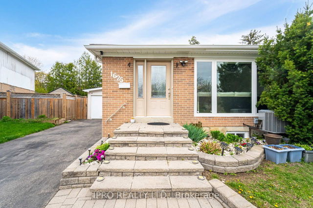 1625 Wavell Crescent